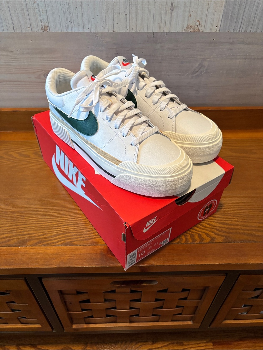 NIB NIKE SNEAKERS-White/Green Women’s Size 10